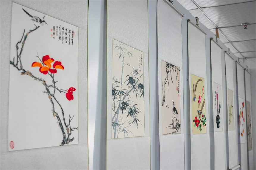 繡坊的部分刺繡作品。人民網 孔文進攝
