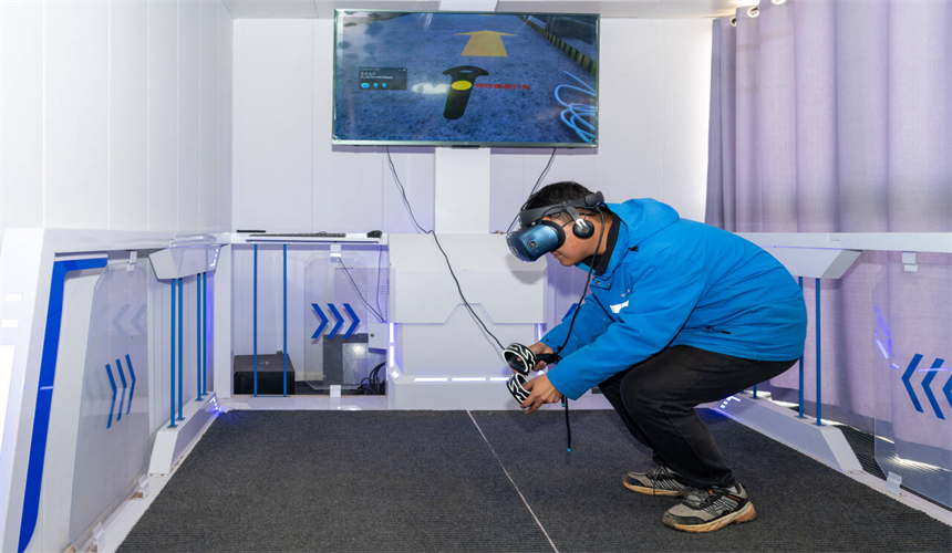 職工正在使用VR設備。張萌飛攝