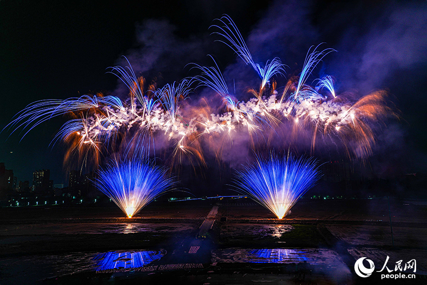 各式新品煙花在夜空下綻放，瞬間點亮黑夜，帶來強烈的視覺沖擊。人民網 涂詩軒攝