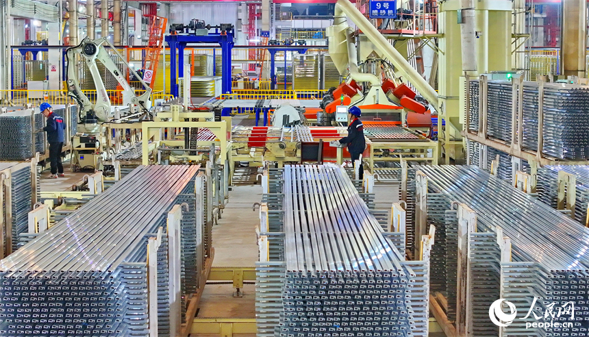 撫州市臨川區撫北工業園區的年產15萬噸高端鋁基新材料生產基地，工人在智能生產線上加工鋁材產品。人民網 朱海鵬攝