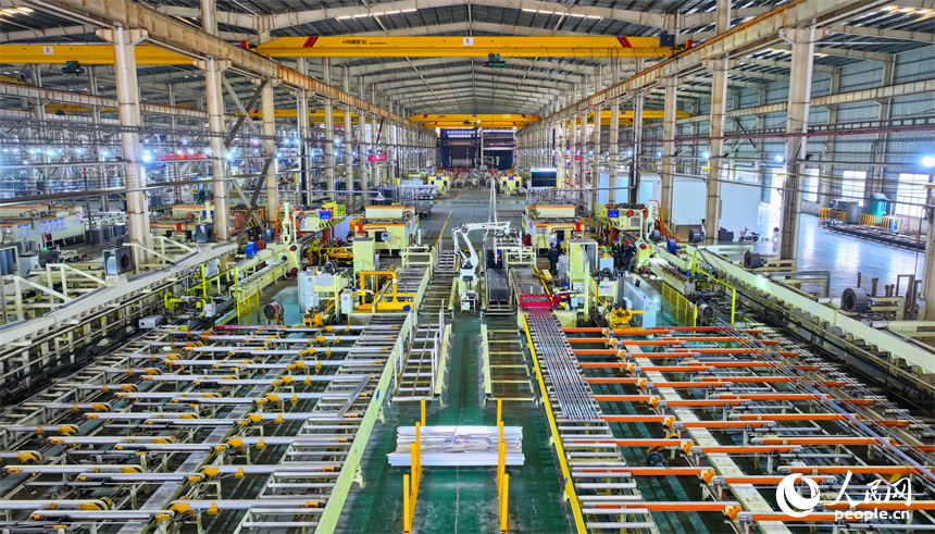 撫州市臨川區撫北工業園區的年產15萬噸高端鋁基新材料生產基地，工人在智能生產線上加工鋁材產品。人民網 朱海鵬攝