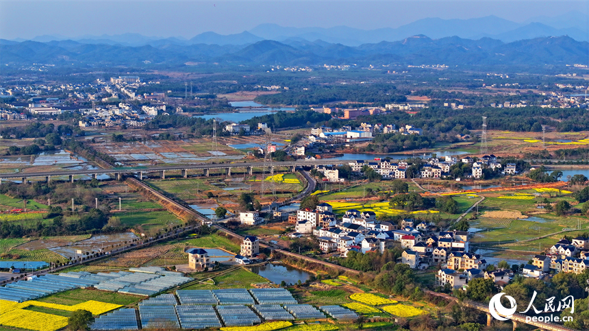 上饒市弋陽縣葛溪鄉繆家村，鱗次櫛比的蔬菜大棚與色彩斑斕的農田相映成景。人民網 朱海鵬攝