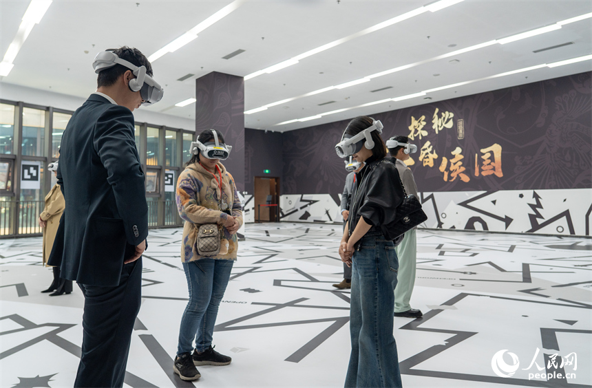 觀眾佩戴VR設備體驗數字沉浸特展。人民網 龍楚良攝