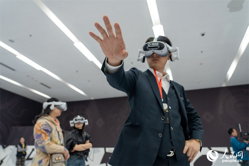 觀眾佩戴VR設備體驗數字沉浸特展。人民網 龍楚良攝