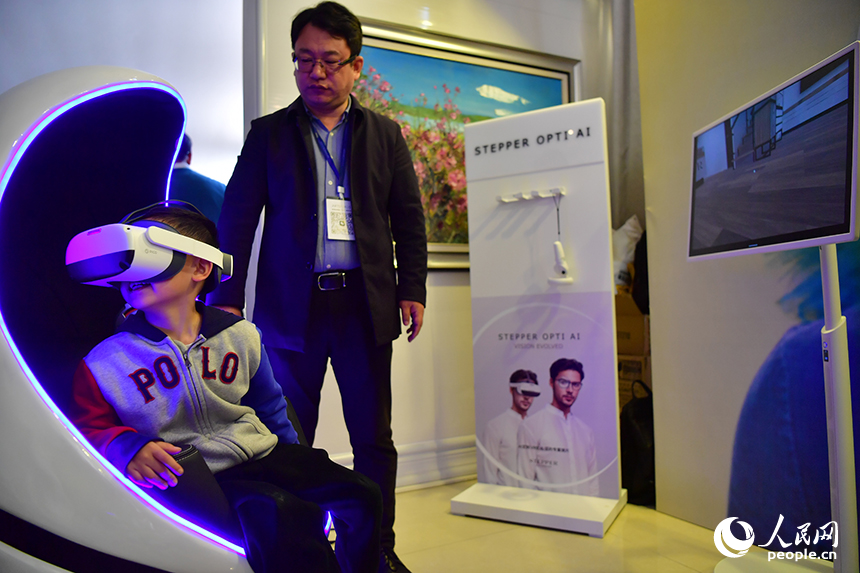 一位小朋友佩戴AR眼鏡探索未來世界。人民網記者 時雨攝