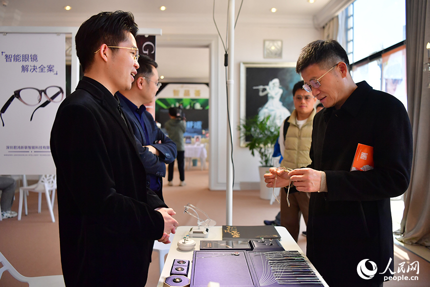 展臺前，工作人員正在介紹最新的眼鏡產品。人民網記者 時雨攝