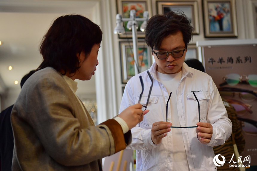 展臺前，工作人員正在介紹最新的眼鏡產品。人民網記者 時雨攝
