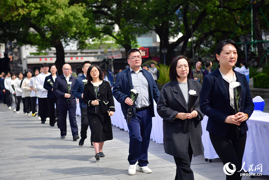 人們有序列隊獻花。人民網記者 時雨攝