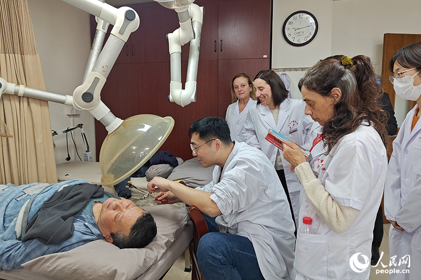 江西中醫藥大學附屬醫院西湖院區的醫生正在教授葡萄牙“洋中醫”中醫藥特色診療技術。人民網記者 時雨攝