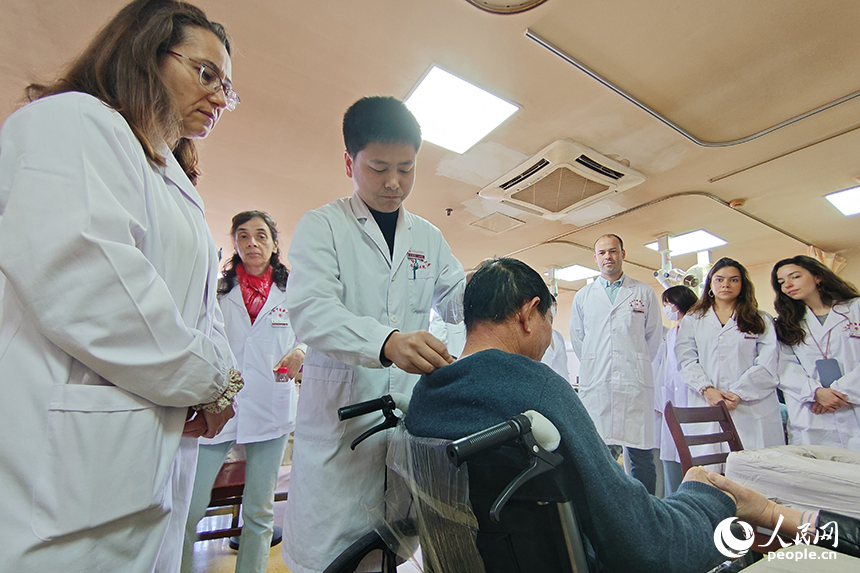 江西中醫藥大學附屬醫院西湖院區的醫生正在教授葡萄牙“洋中醫”中醫藥特色診療技術。人民網記者 時雨攝