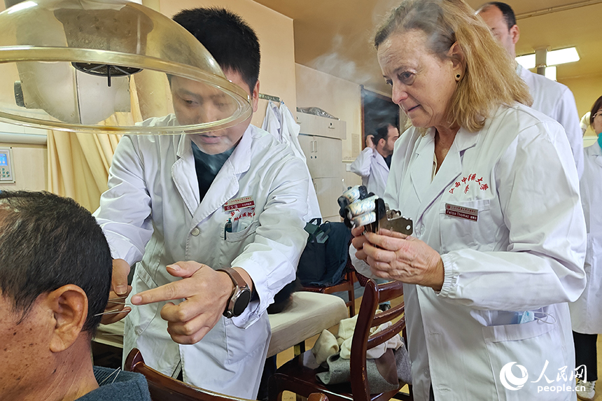 江西中醫藥大學附屬醫院西湖院區的醫生正在教授葡萄牙“洋中醫”中醫藥特色診療技術。人民網記者 時雨攝