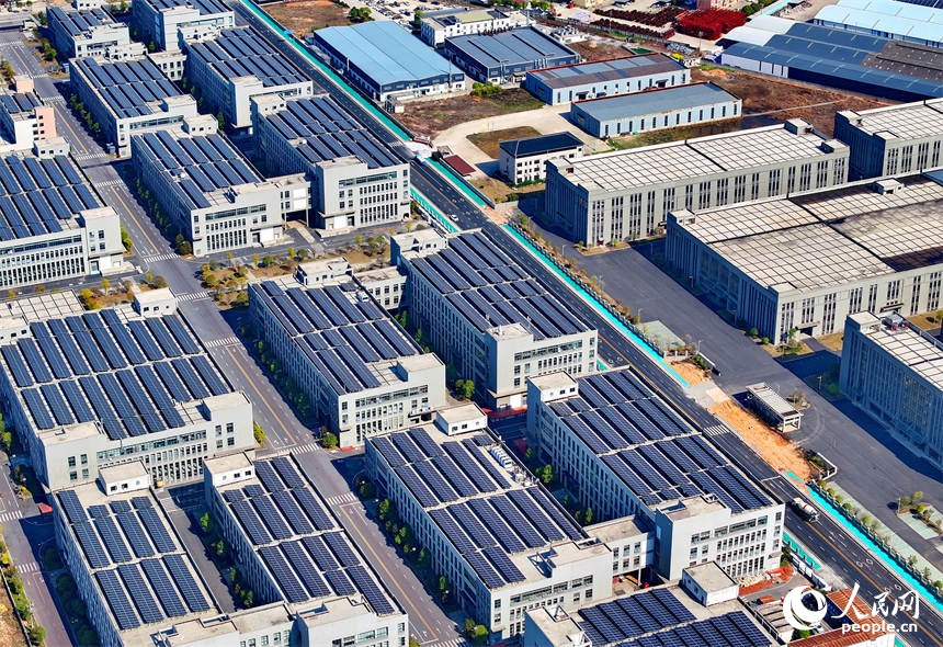 宜春市宜豐縣工業園區廠房屋頂，太陽能光伏發電板依次排列、熠熠生輝。人民網 朱海鵬攝