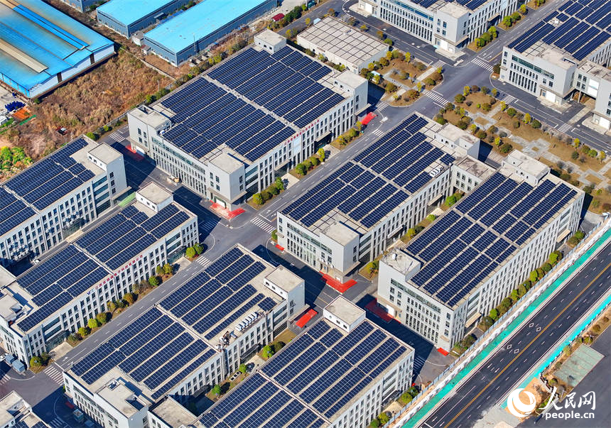 宜春市宜豐縣工業園區廠房屋頂，太陽能光伏發電板依次排列、熠熠生輝。人民網 朱海鵬攝