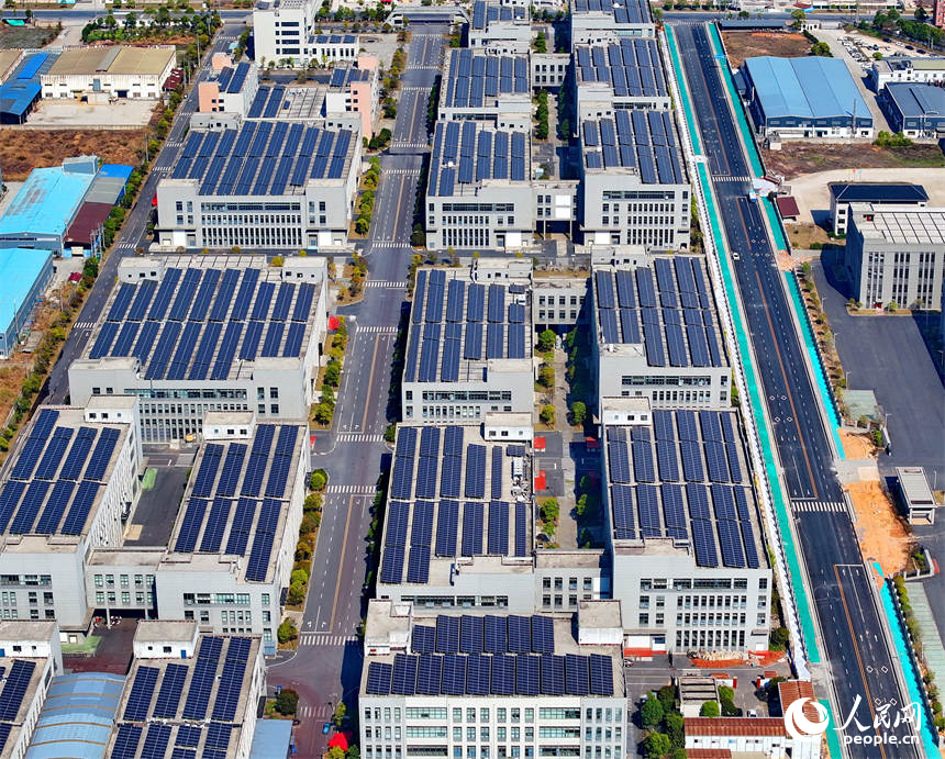 宜春市宜豐縣工業園區廠房屋頂，太陽能光伏發電板依次排列、熠熠生輝。人民網 朱海鵬攝