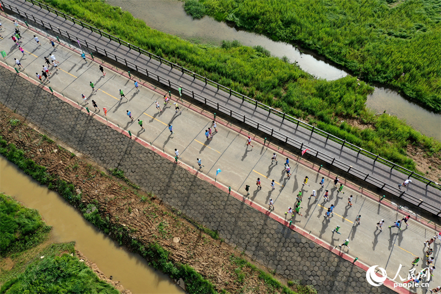 2025江西永修半程馬拉松賽鳴槍開跑，選手們奔跑在鄱陽湖“最美水上公路”賽道上。人民網記者 時雨攝