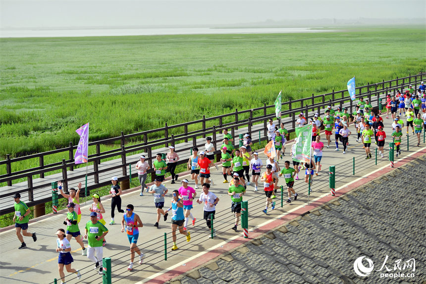 2025江西永修半程馬拉松賽鳴槍開跑，選手們奔跑在鄱陽湖“最美水上公路”賽道上。人民網記者 時雨攝