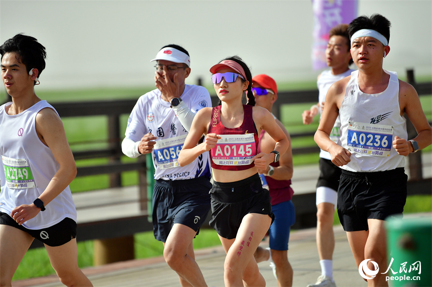 2025江西永修半程馬拉松賽鳴槍開跑，選手們奔跑在鄱陽湖“最美水上公路”賽道上。人民網記者 時雨攝