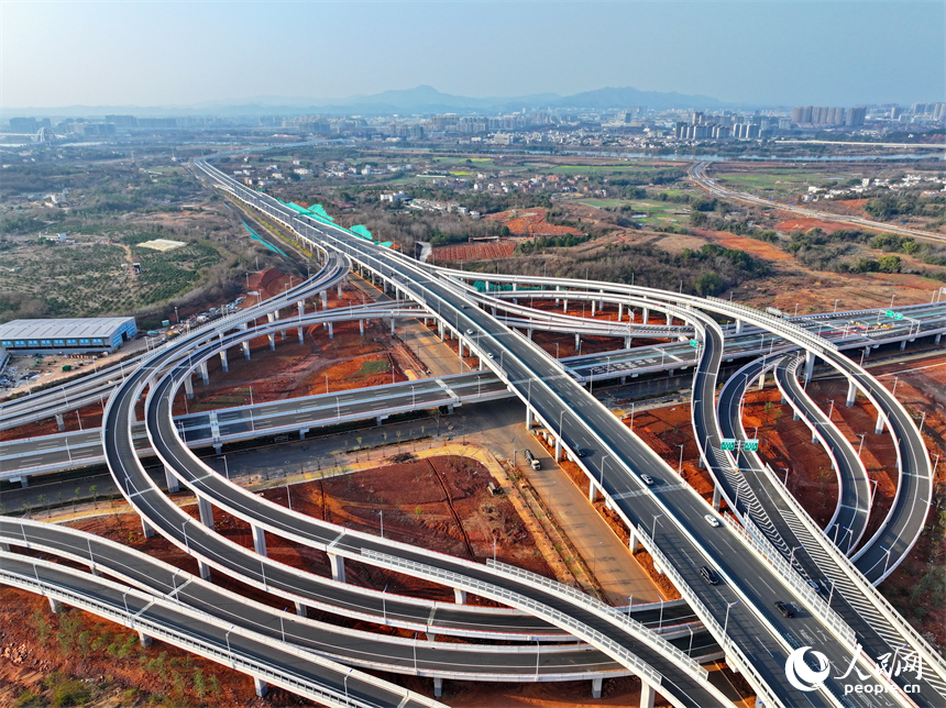 贛州市武陵大道快速路武陵立交上，車輛往來穿行。人民網 朱海鵬攝