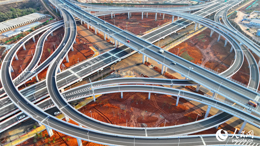 贛州市武陵大道快速路武陵立交上，車輛往來穿行。人民網 朱海鵬攝