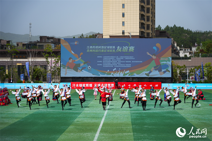 中央民族大學舞蹈學院的老師同學們上演舞蹈《奔騰》。人民網 涂詩軒攝