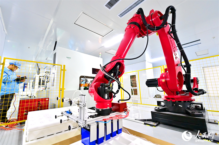 上饒市弋陽縣高新技術產業園區的科技企業車間內，工人在操作智能機械臂加工新能源汽車零部件。人民網 朱海鵬攝