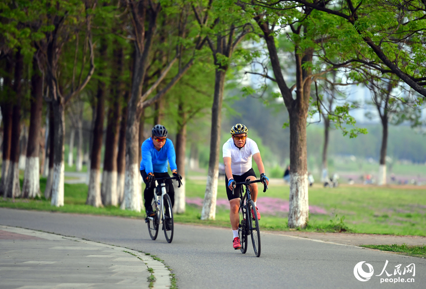 傍晚時分，騎行愛好者在江灘公園的騎行道上騎行鍛煉。人民網記者 時雨攝