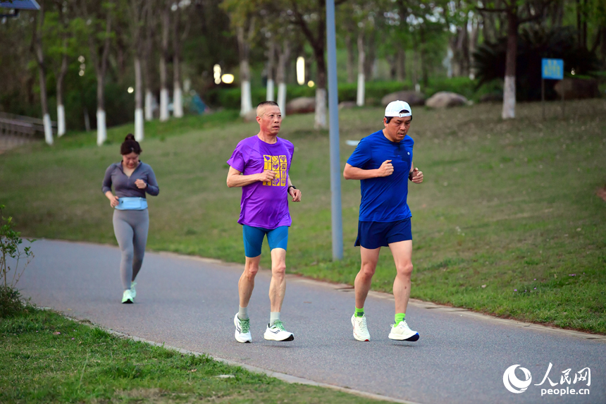 公園步道上，市民在慢跑鍛煉。人民網記者 時雨攝