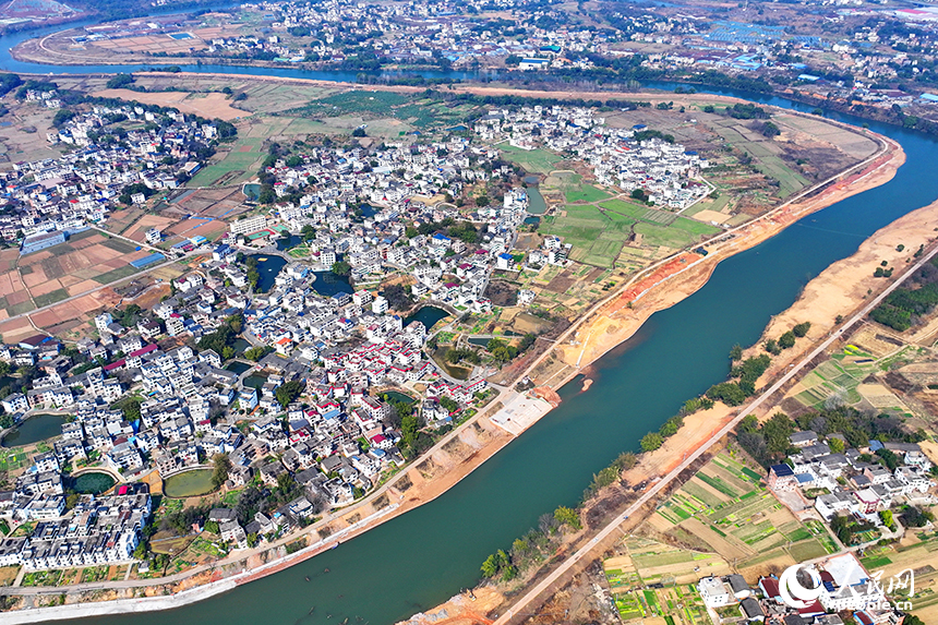 贛州市南康區鏡壩鎮老鏡壩村，鱗次櫛比的村居民宅與彎彎河流相映成景，構成一幅河暢水清的和美鄉村畫卷。人民網 朱海鵬攝