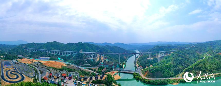 上猶江特大橋雙幅合龍現場。人民網 朱海鵬攝