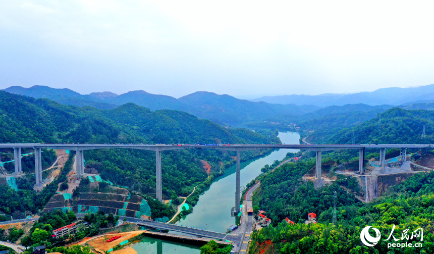 上猶江特大橋雙幅合龍現場。人民網 朱海鵬攝