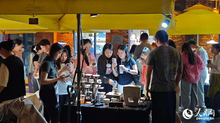 在陶溪川夜市，熙熙攘攘的人群穿梭于五百余攤位間，煙火氣與藝術氛圍升騰，繪就一幅熱鬧非凡的市井長卷。人民網 涂詩軒攝