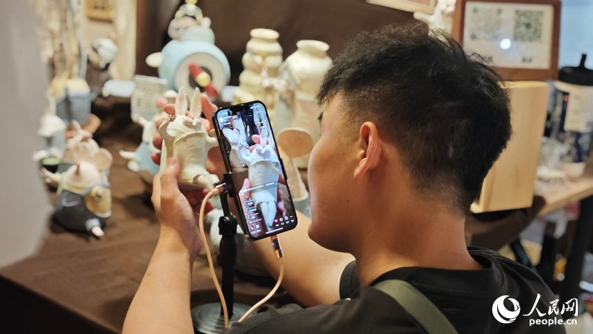 在陶溪川夜市，熙熙攘攘的人群穿梭于五百余攤位間，煙火氣與藝術氛圍升騰，繪就一幅熱鬧非凡的市井長卷。人民網 涂詩軒攝