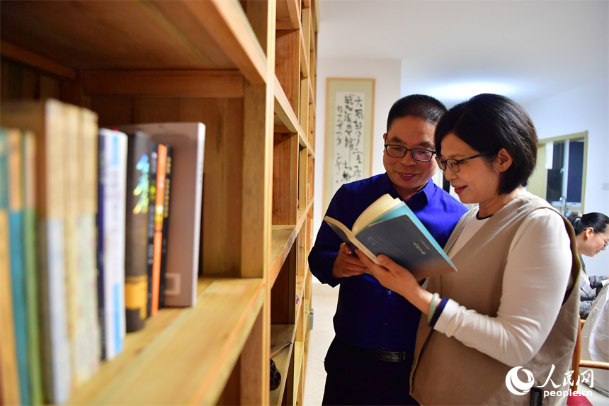 讀書會成員在書架旁翻閱自己感興趣的書籍。人民網記者 時雨攝