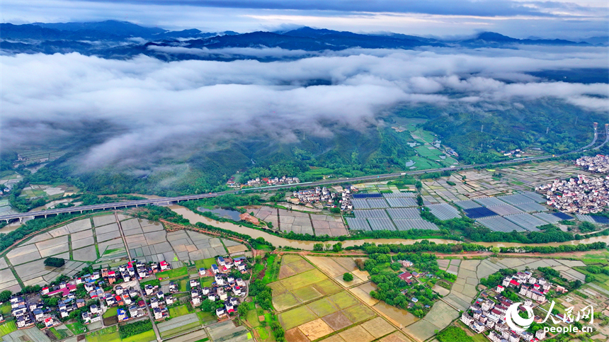 贛州市大余縣黃龍鎮葉敦村，寬闊的鄉村公路與蜿蜒河流、連綿青山相映成景。人民網 朱海鵬攝