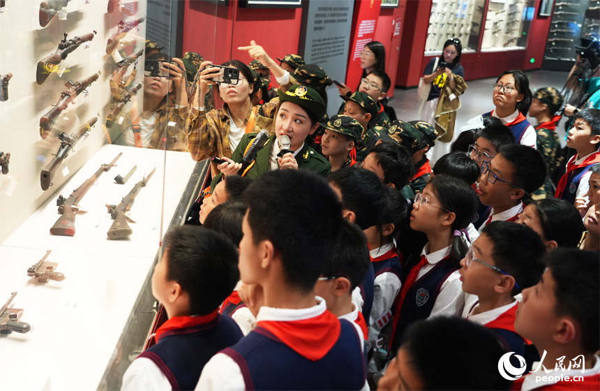 講解員向前來參觀的學生講述輕武器發展史。人民網記者 毛思遠攝