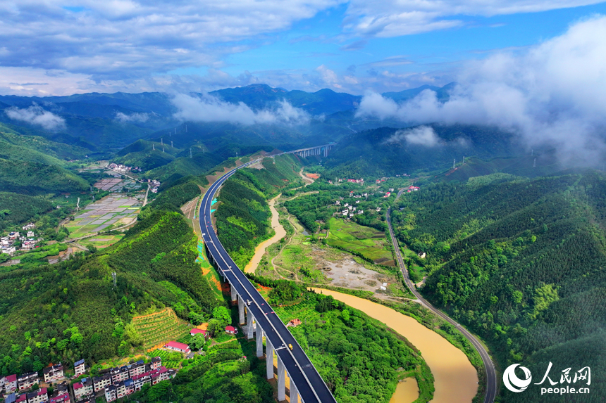 贛州市大余縣浮江鄉境內的遂大高速公路建設現場，工人在安裝防護欄。人民網 朱海鵬攝