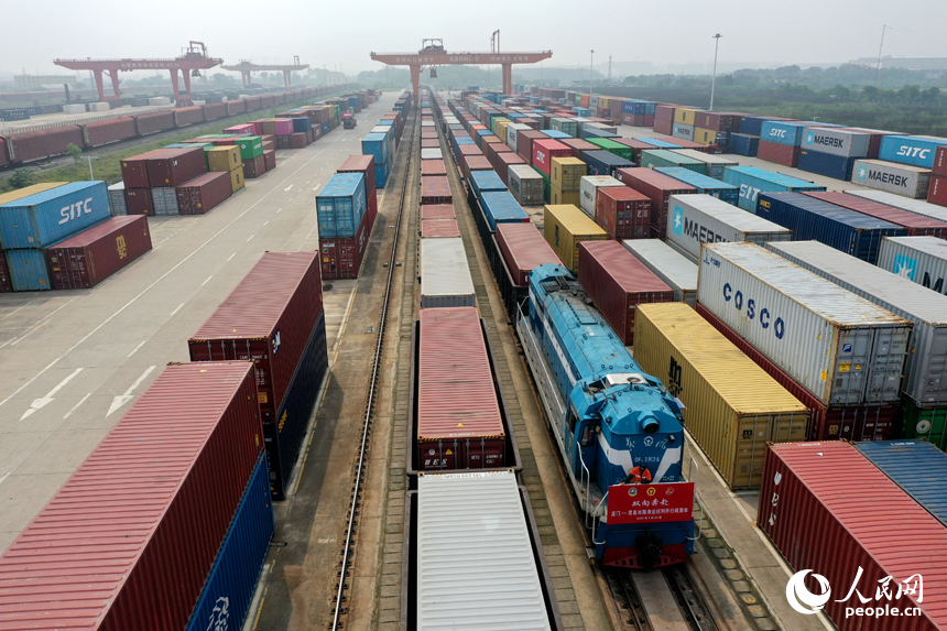 一列從廈門港駛來的滿載貨物的鐵海聯運班列緩緩駛進南昌國際陸港站臺。人民網記者 時雨攝