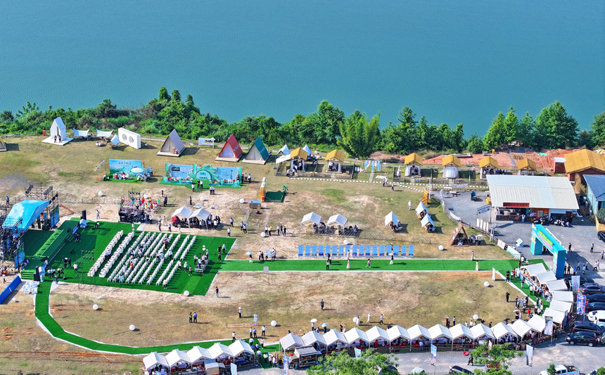 贛州市上猶縣的趣野南湖野奢營地，房車帳篷、露營帳篷鱗次櫛比，吸引眾多游客驅車前來游玩，暢享戶外露營樂趣。人民網 朱海鵬攝