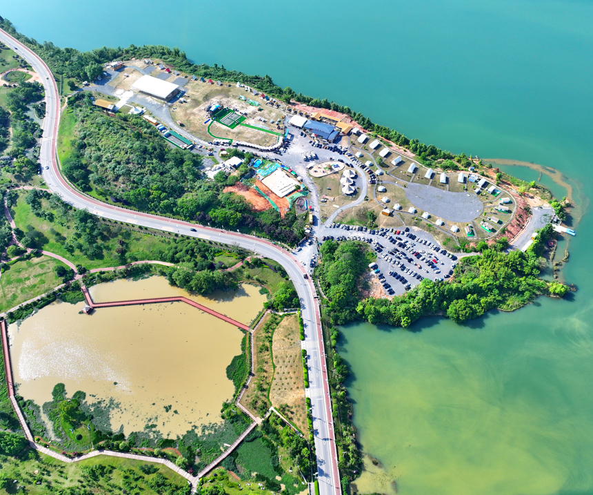 贛州市上猶縣的趣野南湖野奢營地，房車帳篷、露營帳篷鱗次櫛比，吸引眾多游客驅車前來游玩，暢享戶外露營樂趣。人民網 朱海鵬攝
