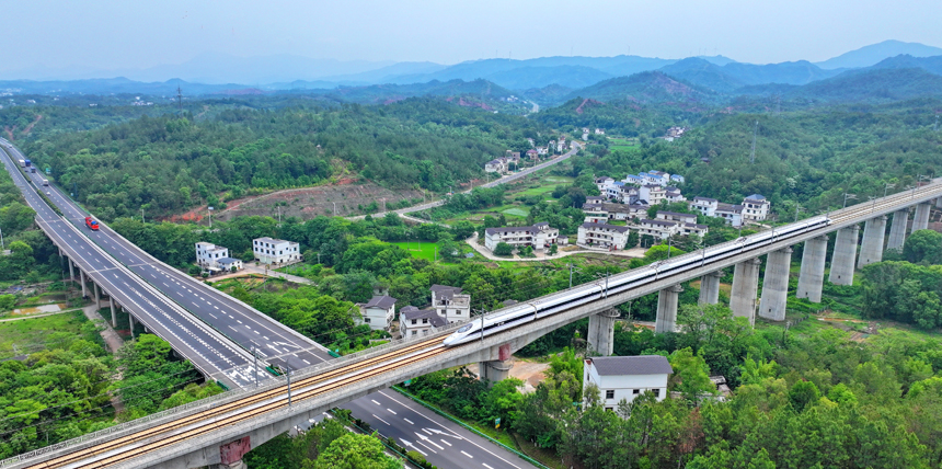 贛州市南康區龍嶺鎮境內，贛深高鐵列車往來疾馳。人民網 朱海鵬攝