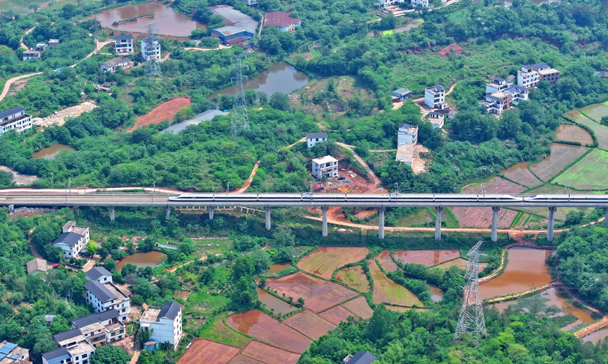 贛州市南康區龍嶺鎮境內，贛深高鐵列車往來疾馳。人民網 朱海鵬攝