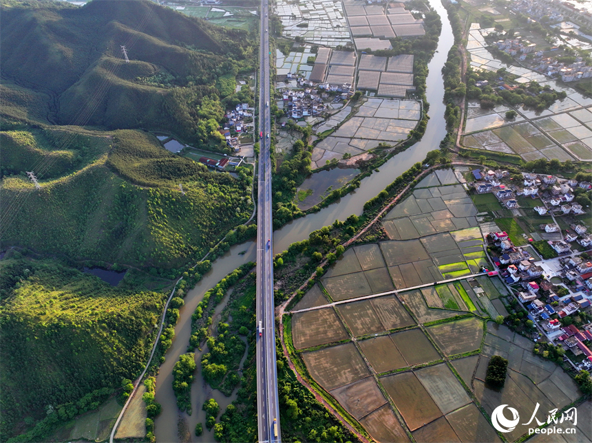 車輛在康大高速江西省大余縣黃龍鎮境內行駛，公路沿線山清水秀鄉村美。人民網 朱海鵬攝