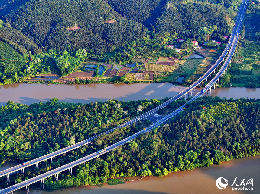 車輛在康大高速江西省大余縣黃龍鎮境內行駛，公路沿線山清水秀鄉村美。人民網 朱海鵬攝