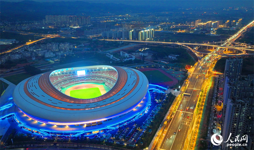 贛州市全民健身中心一期正式投入試運營并舉辦市民開放日活動。人民網 朱海鵬攝