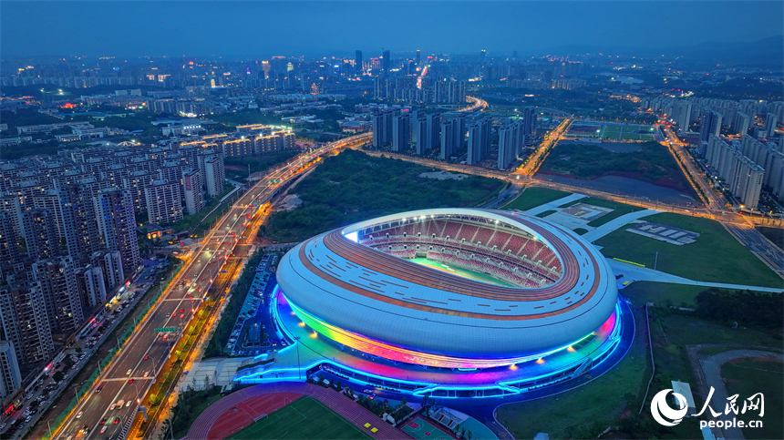 贛州市全民健身中心一期正式投入試運營并舉辦市民開放日活動。人民網 朱海鵬攝