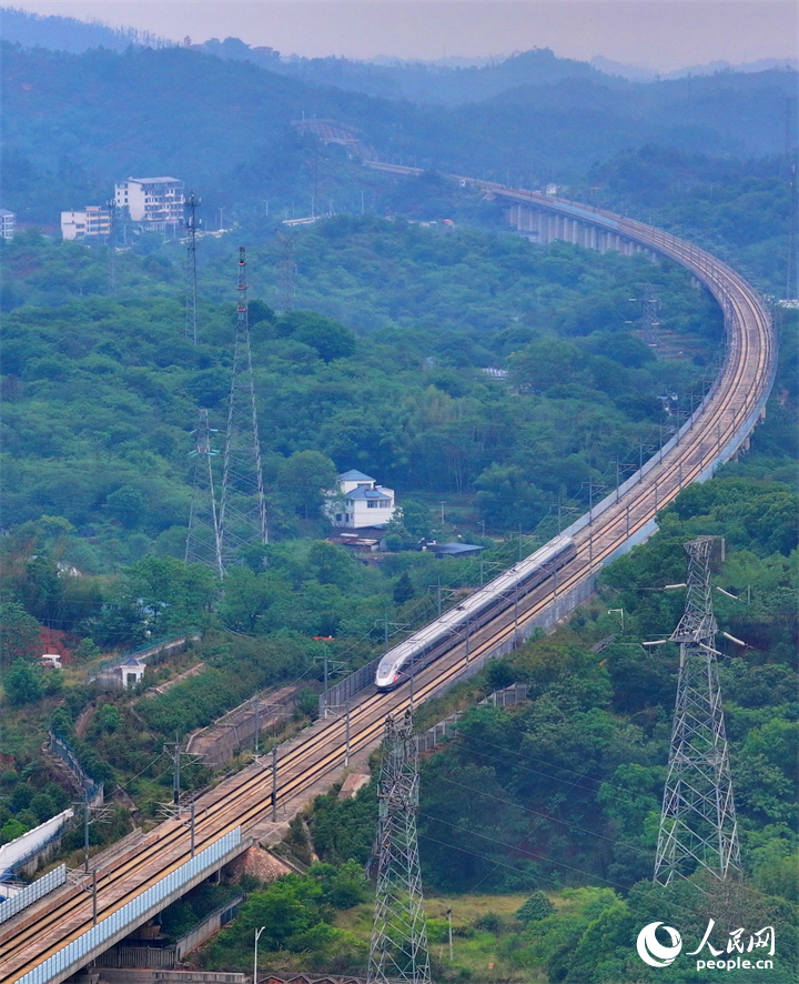 高鐵列車在贛州市的贛江特大橋上疾馳而過。人民網 朱海鵬攝