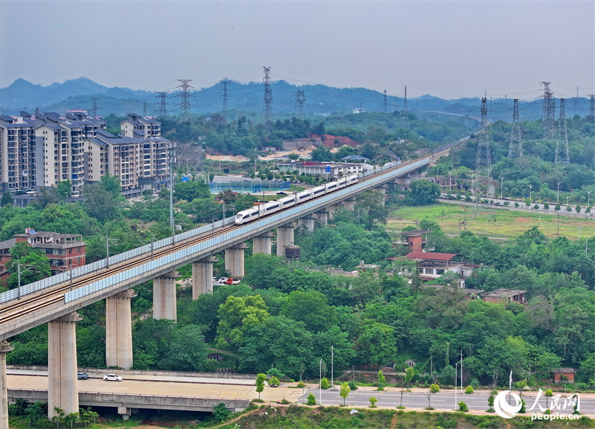 高鐵列車在贛州市的贛江特大橋上疾馳而過。人民網 朱海鵬攝