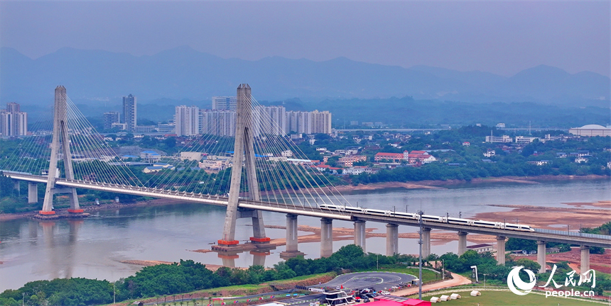 高鐵列車在贛州市的贛江特大橋上疾馳而過。人民網 朱海鵬攝