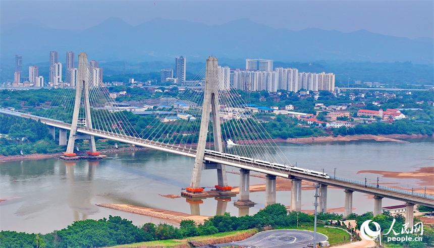 高鐵列車在贛州市的贛江特大橋上疾馳而過。人民網 朱海鵬攝
