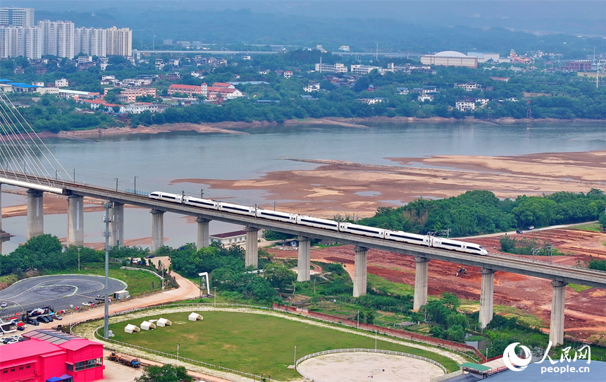 高鐵列車在贛州市的贛江特大橋上疾馳而過。人民網 朱海鵬攝